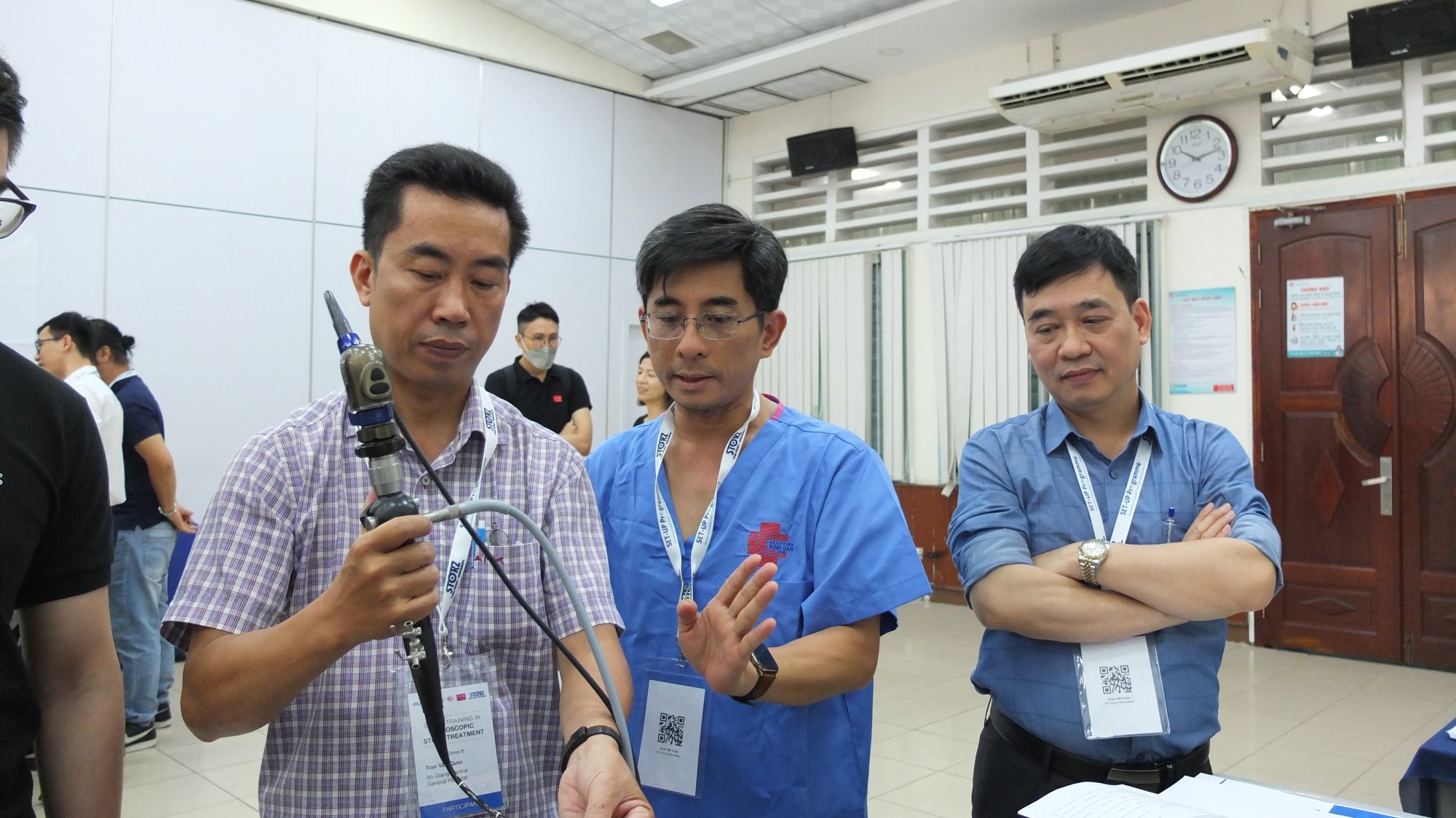 Bác sĩ Bệnh viện Bình Dân hướng dẫn học viên hoàn tất phần thực hành trong khóa huấn luyện nội soi sỏi tiết niệu