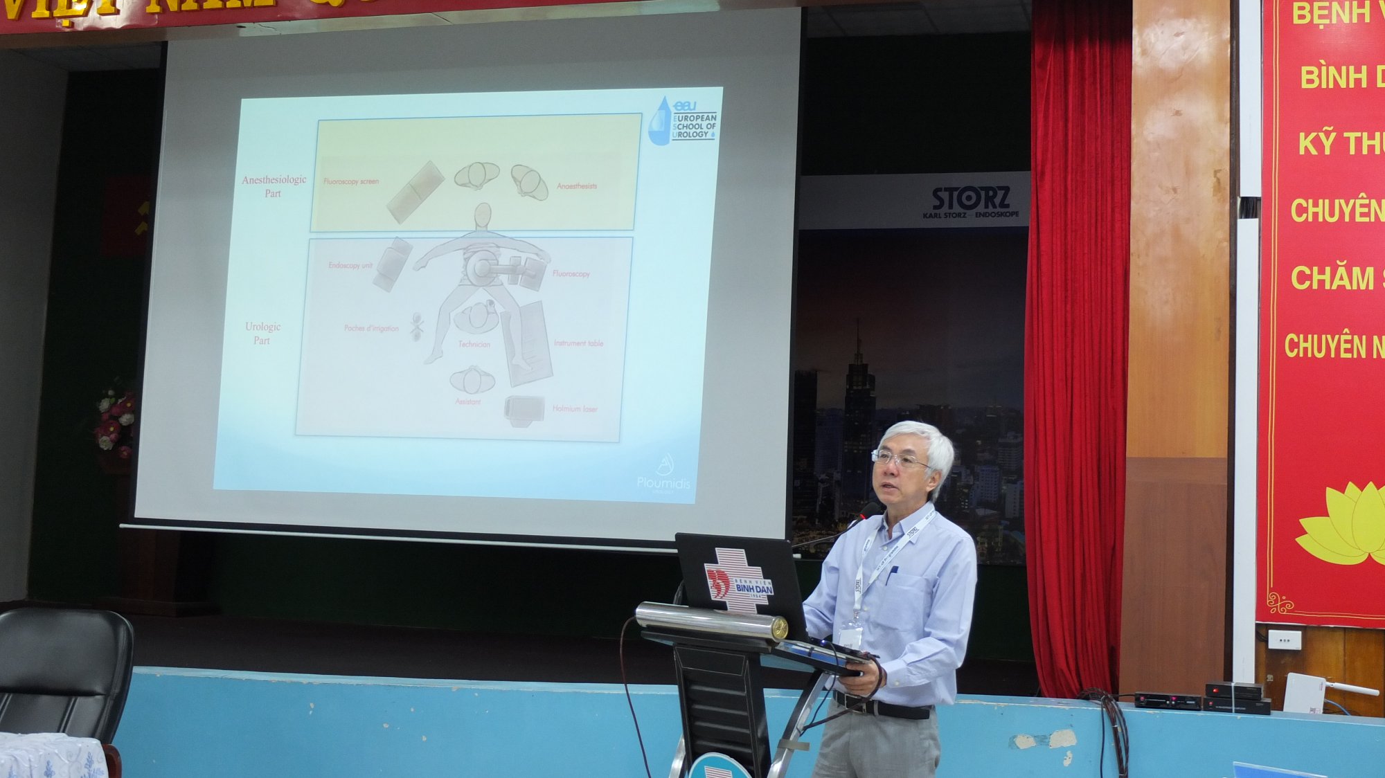PGS.TS.BS Nguyễn Tuấn Vinh, Chủ tịch Hội Tiết niệu- Thận học TP.HCM tham gia giảng dạy lý thuyết cho 24 bác sĩ trong khóa huấn luyện