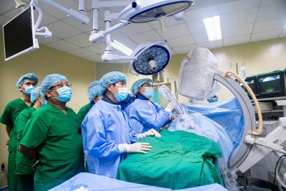Bệnh viện Bình Dân chuyển giao kỹ thuật tán sỏi thận qua da (PCNL) cho Bệnh viện đa khoa Tỉnh Kon Tum